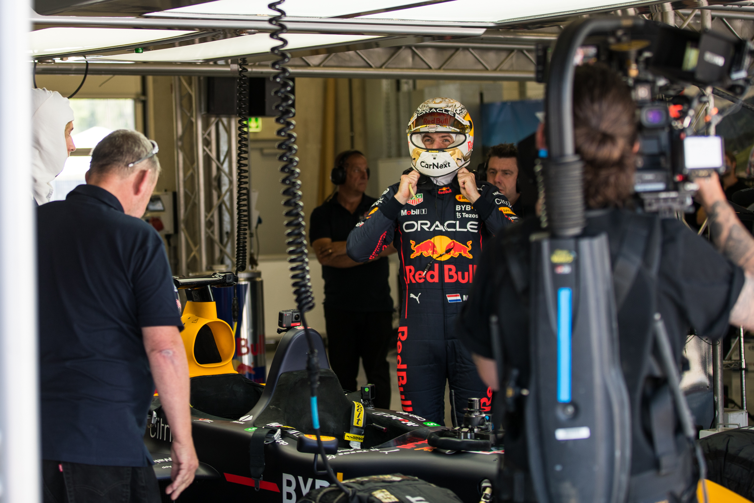 Max helmet on... - Max Verstappen & Fabio Wibmer - Formula One - Seater Project - Red Bull Ring 2022