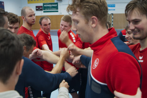 INSIDE_SGF_S1_E2_Huddle_in_Trainingshalle